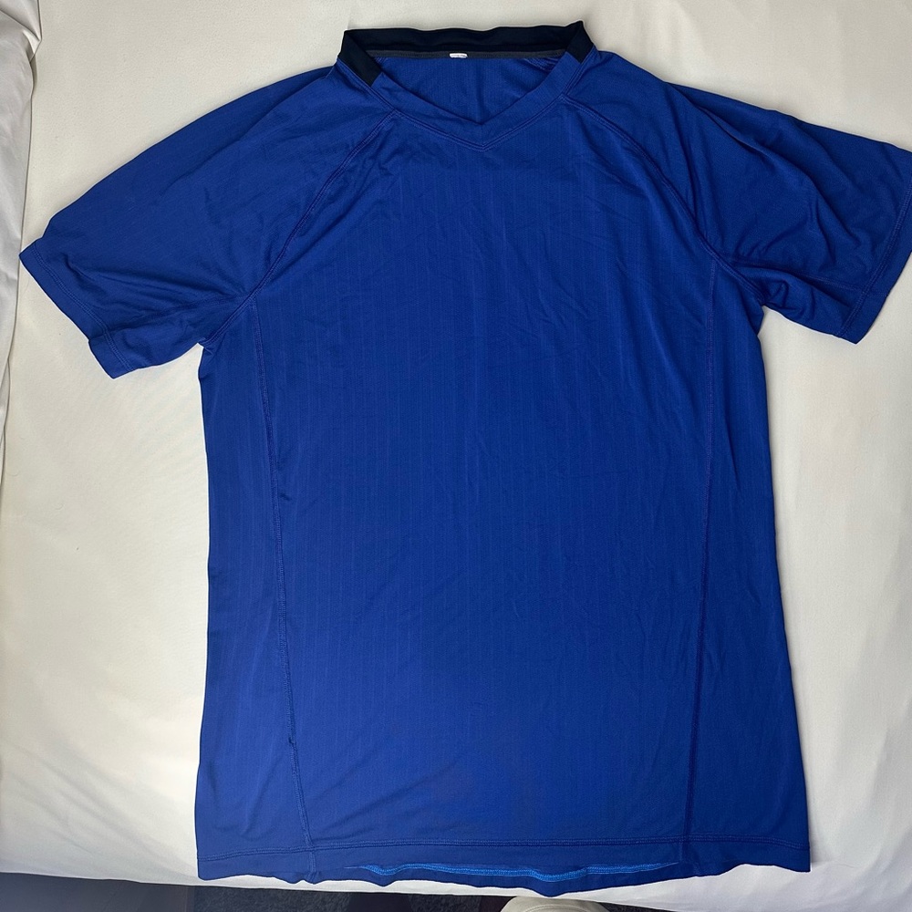 Men’s Lululemon V-Neck shirt Size Large (Blue)